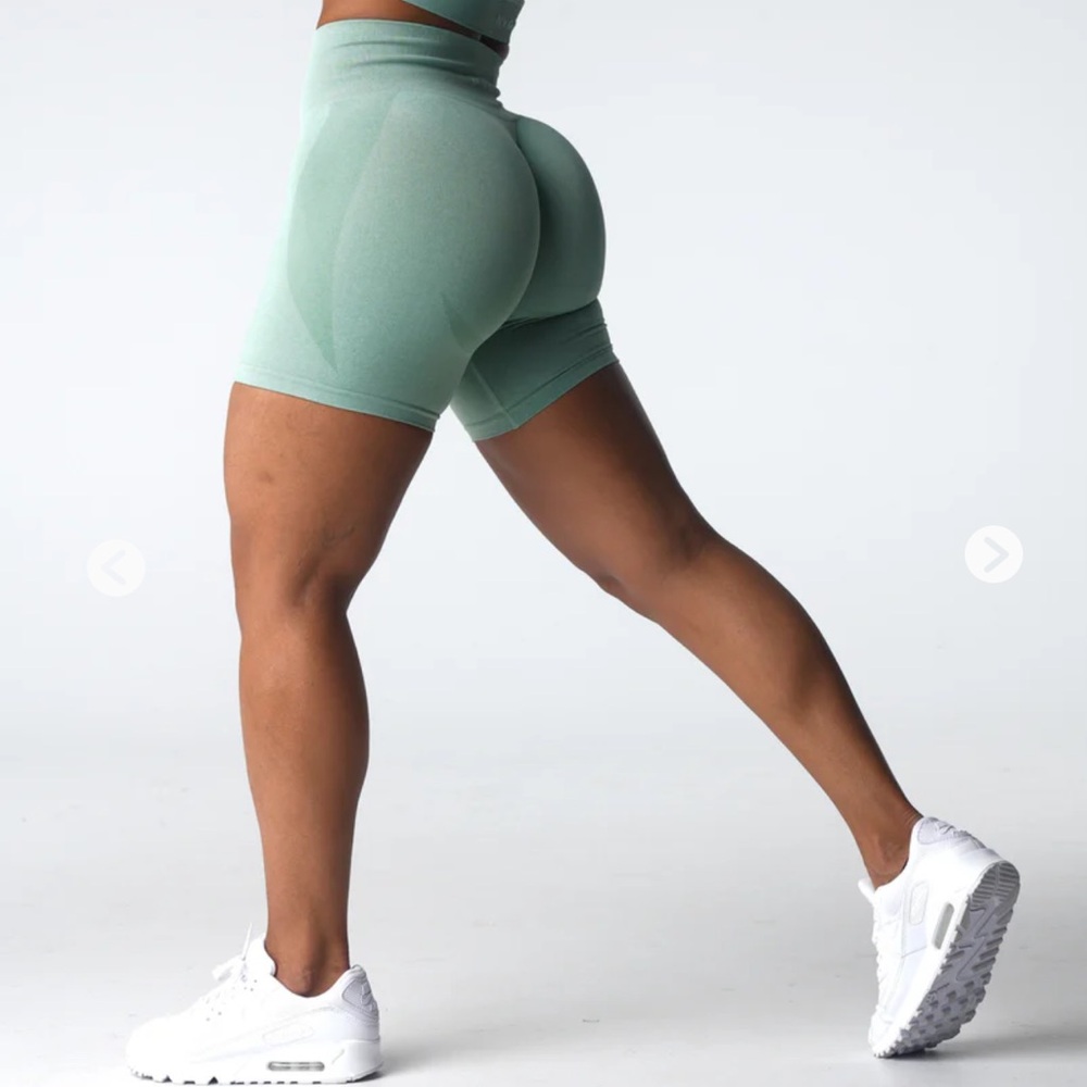 NVGTN Women’s Seamless Contour Short Sage Green